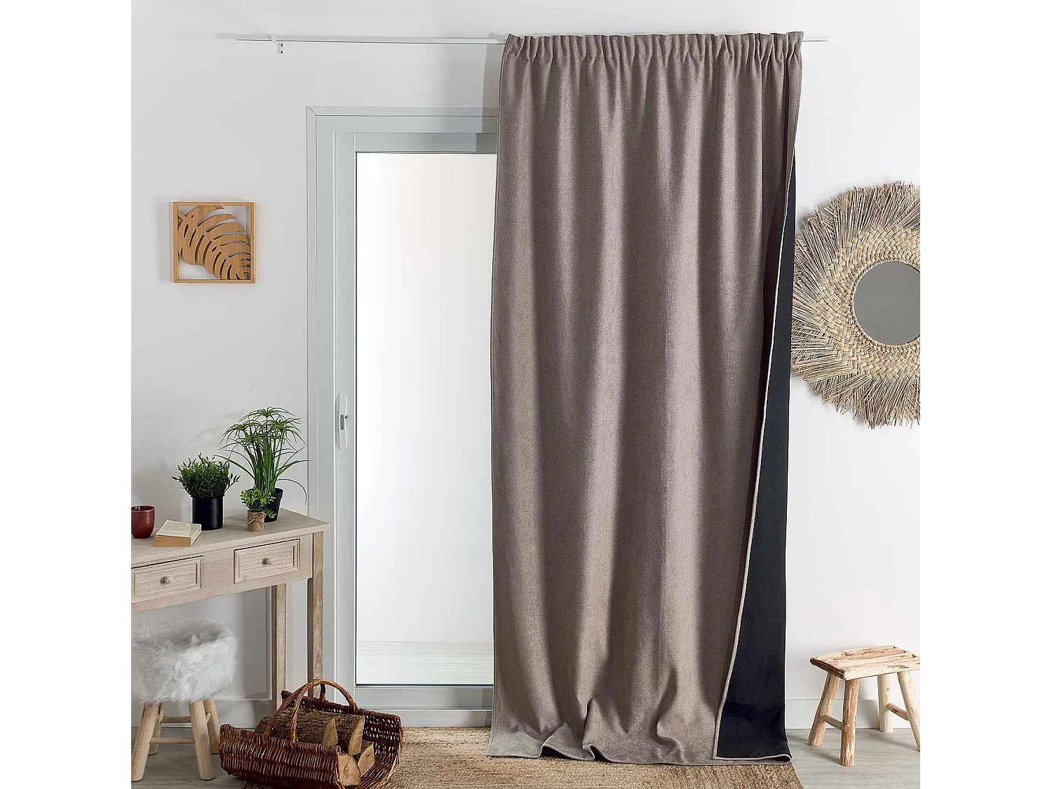 Cortina con pliegues fruncidos semiopaca, con propiedades fónicas y térmicas KONFOR