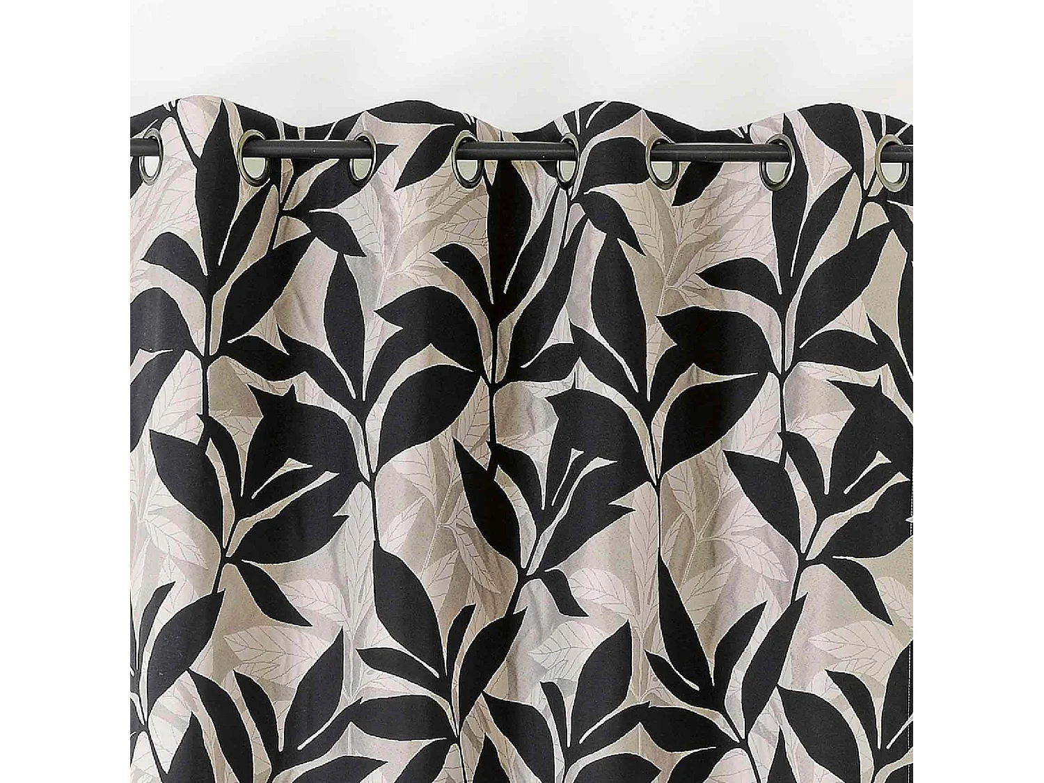 Möbelvorhang mit exotischen Blättern