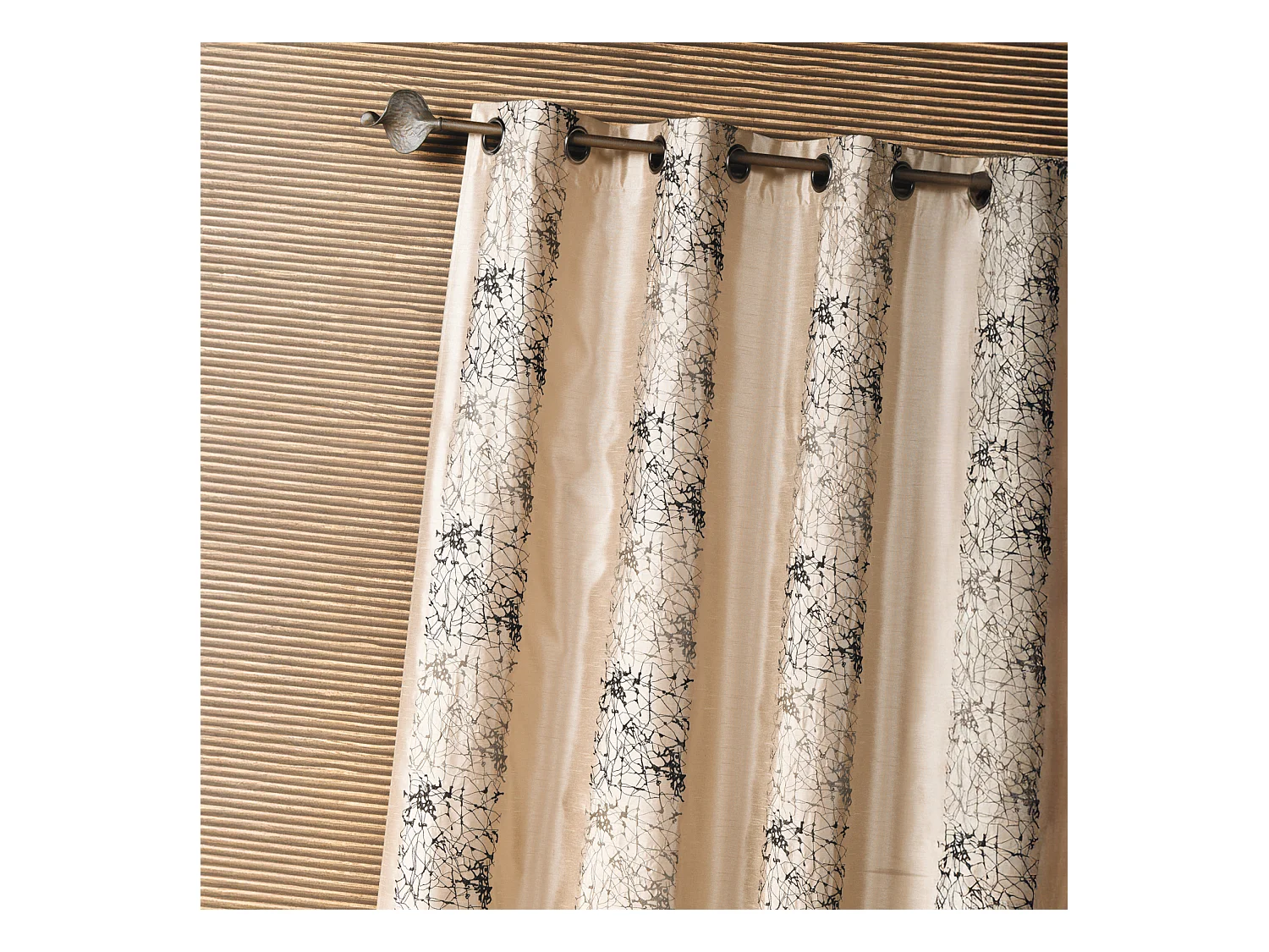 Rideau d'ameublement shantung brodé motif éthnique