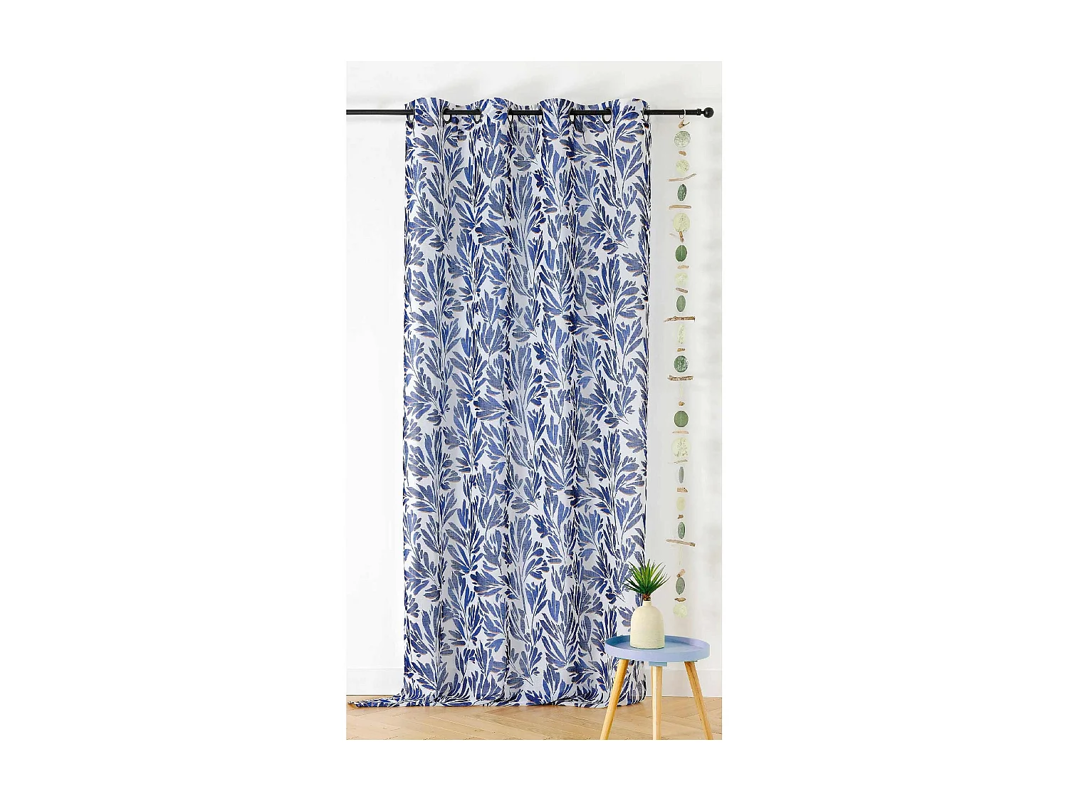 Rideau tamisant aux feuillages aquarellés