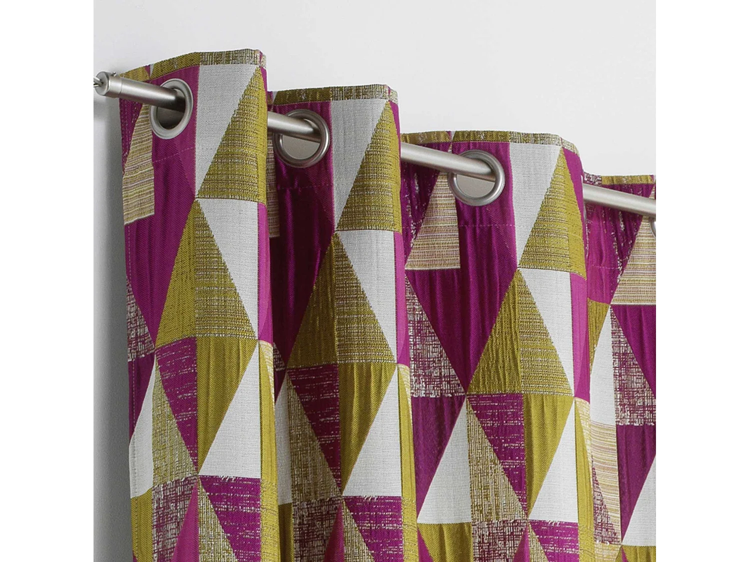 Cortina de diseño con patrones triangulares 140 x 260 cm