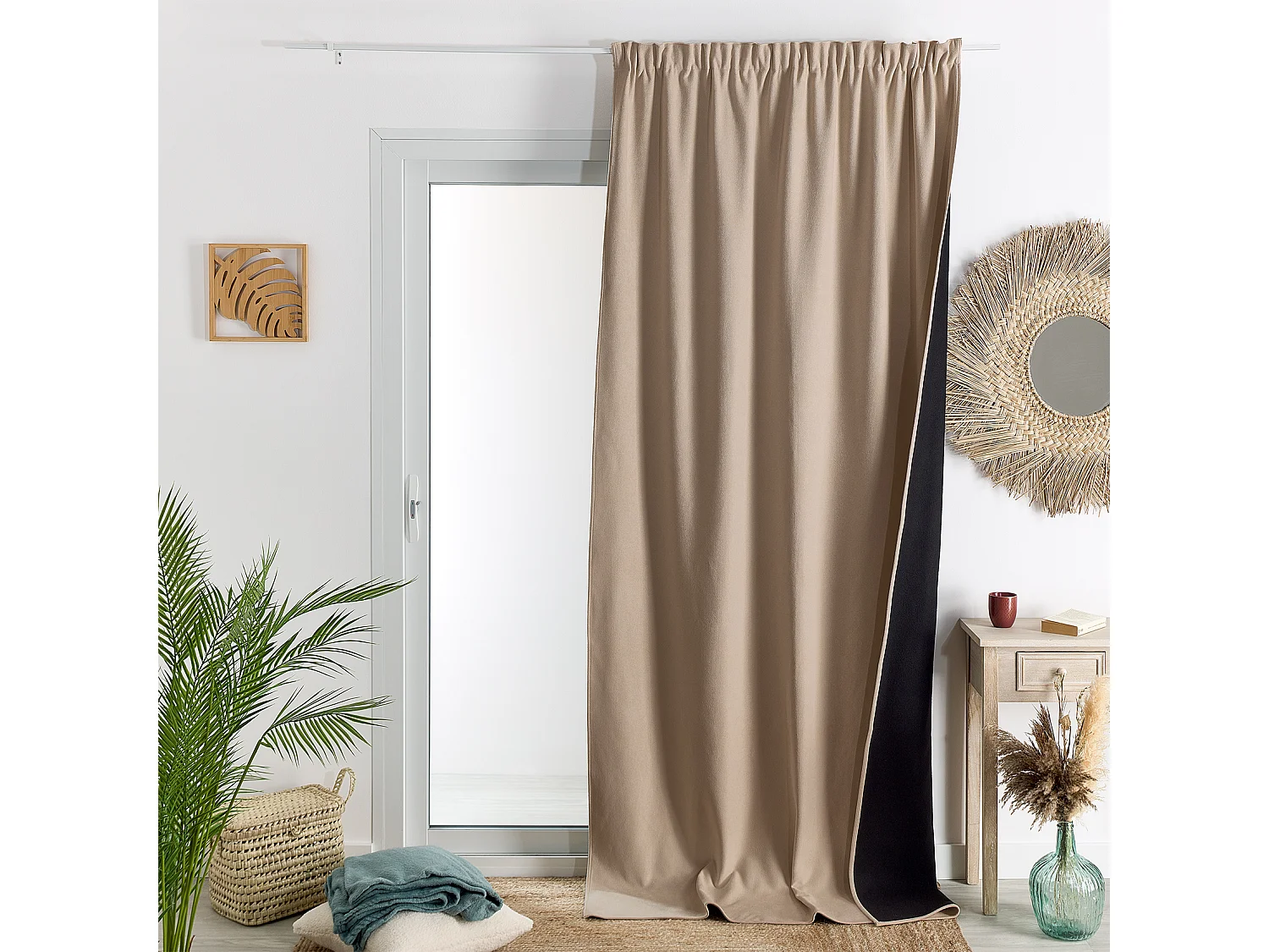 Cortina con pliegues fruncidos semiopaca, con propiedades fónicas y térmicas KONFOR