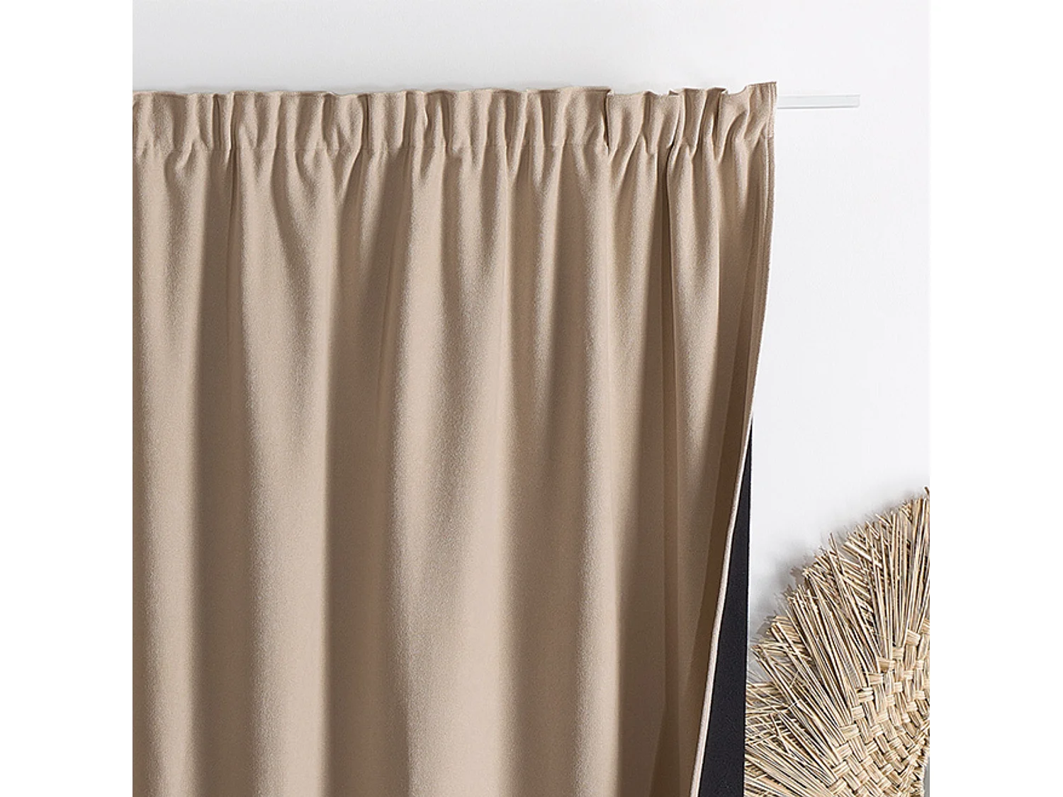 Cortina con pliegues fruncidos semiopaca, con propiedades fónicas y térmicas KONFOR