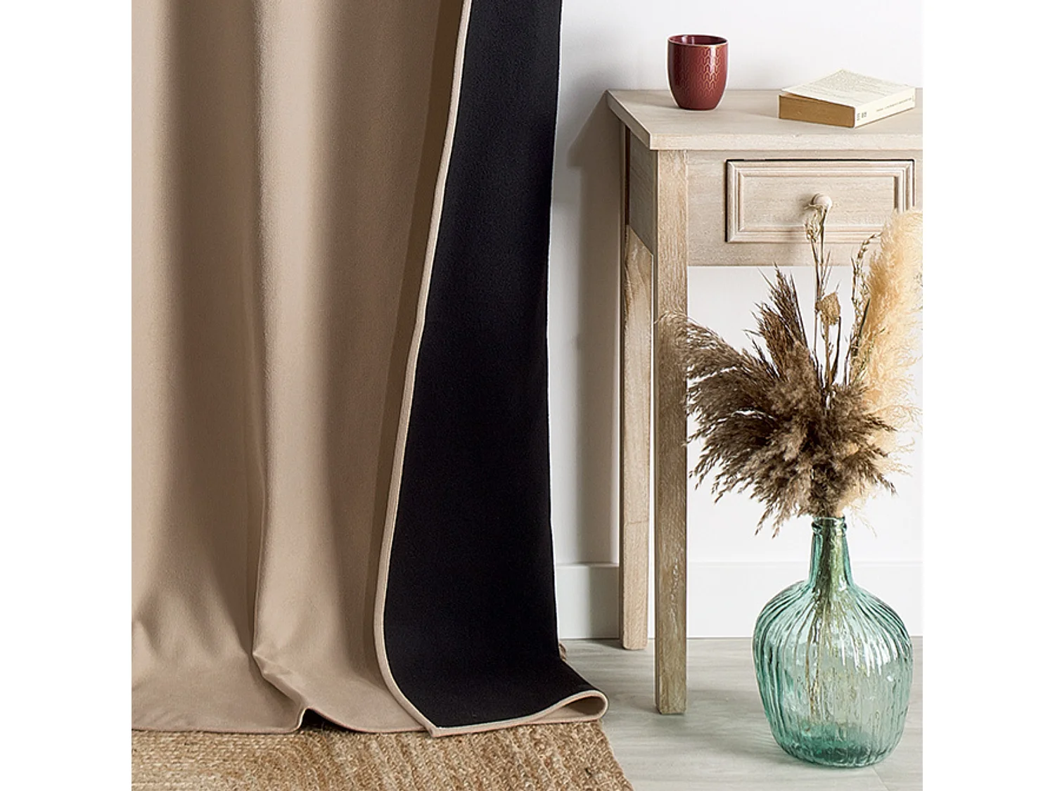 Cortina con pliegues fruncidos semiopaca, con propiedades fónicas y térmicas KONFOR