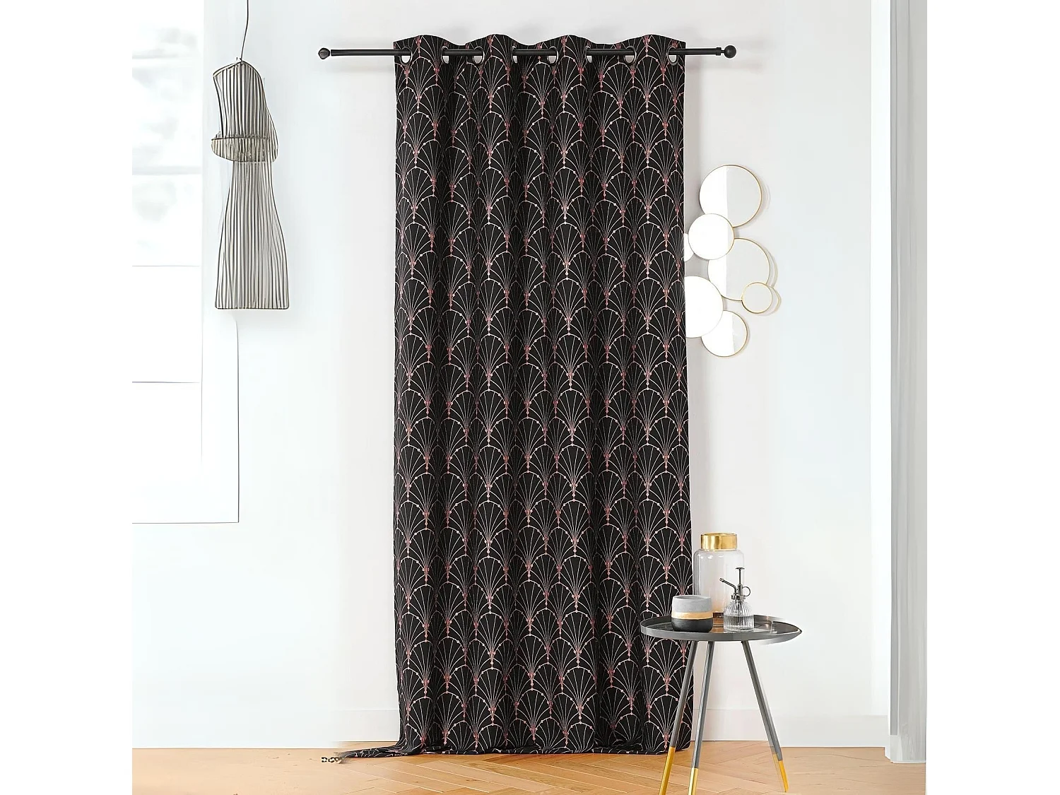 Vorhang mit metallischen Drucken