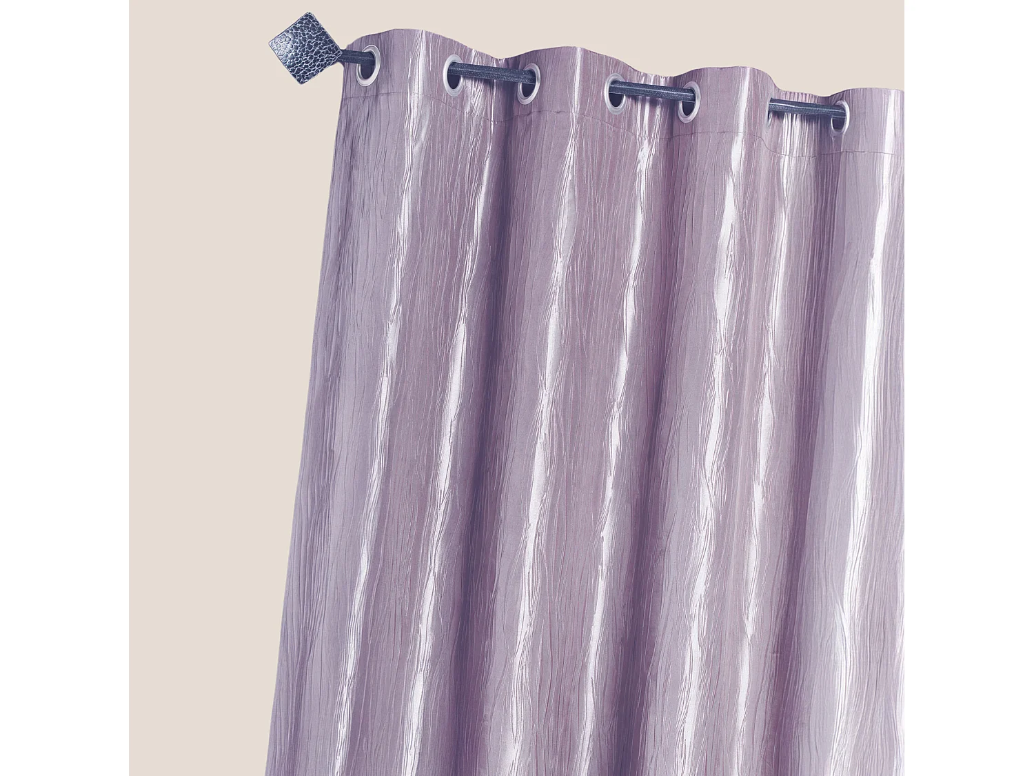 Seidentaftvorhang zerknittert