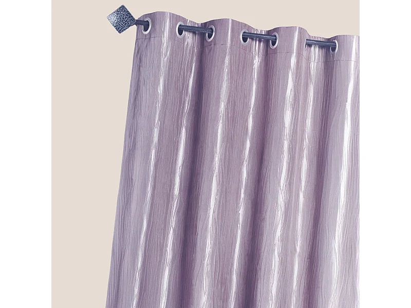 Seidentaftvorhang zerknittert