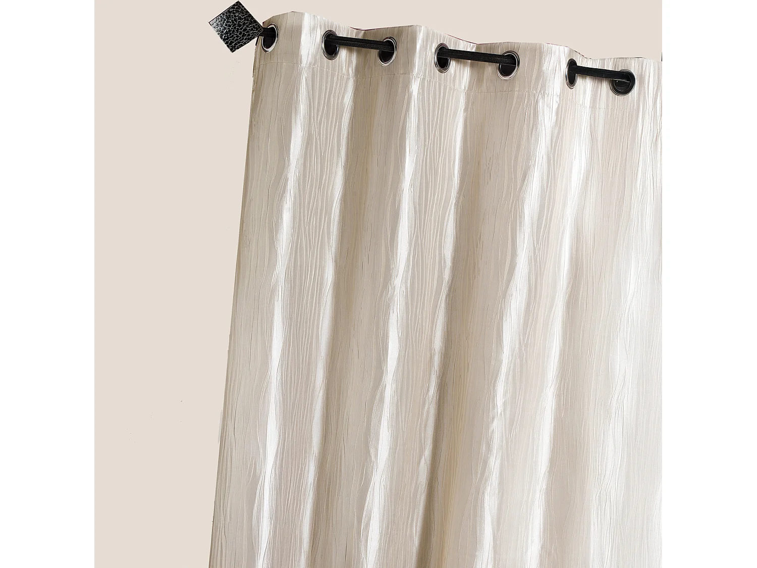 Seidentaftvorhang zerknittert