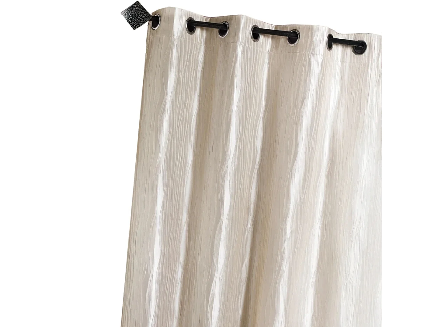 Seidentaftvorhang zerknittert