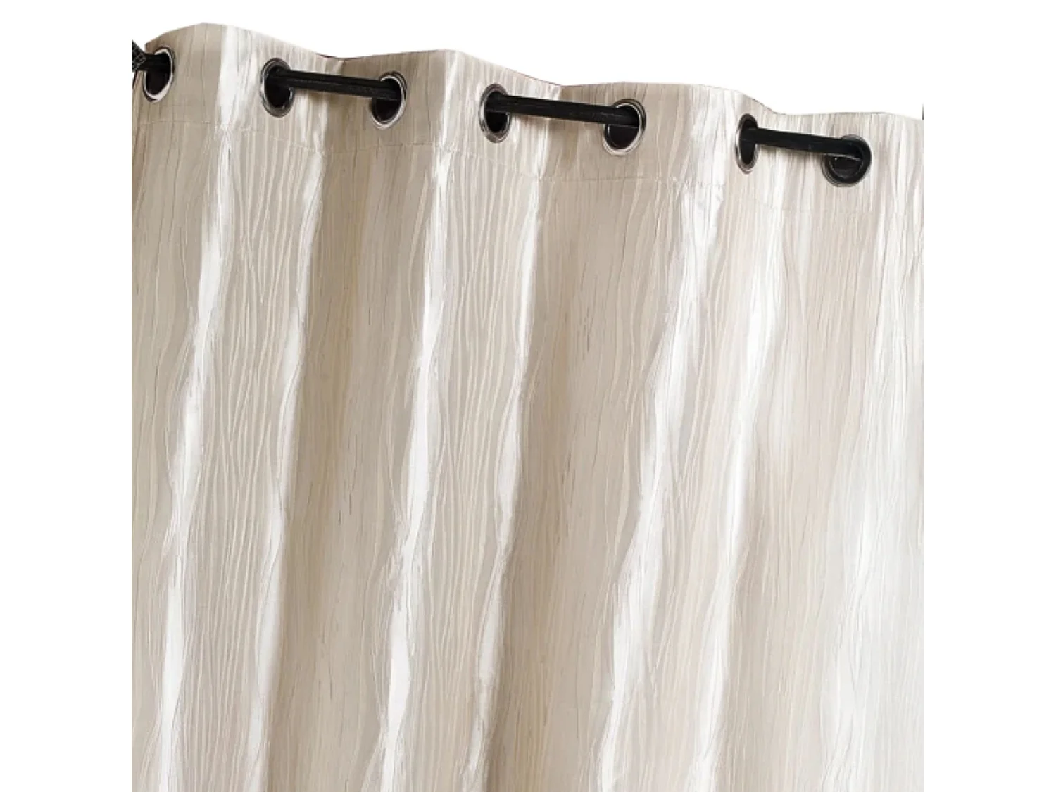 Seidentaftvorhang zerknittert