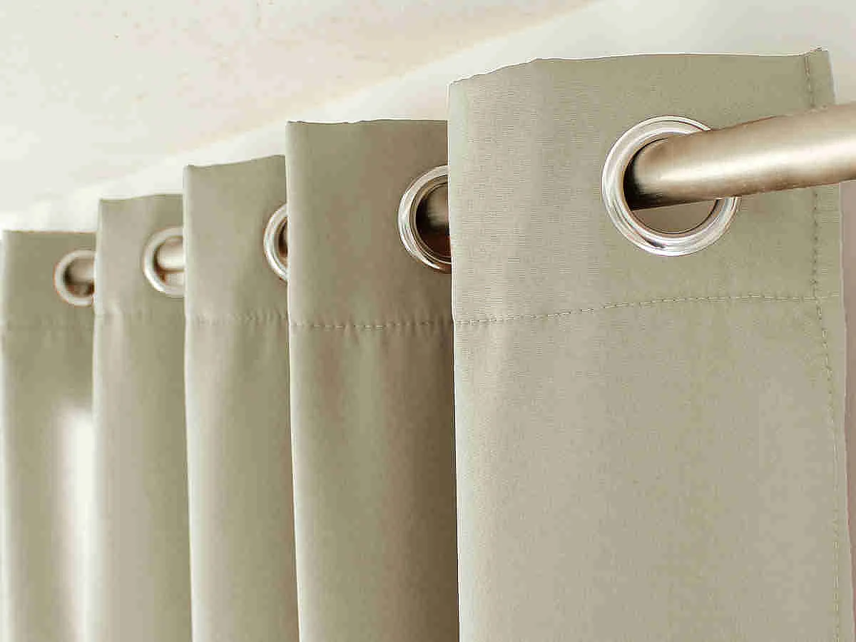 Cortina térmica de microfibra forrada