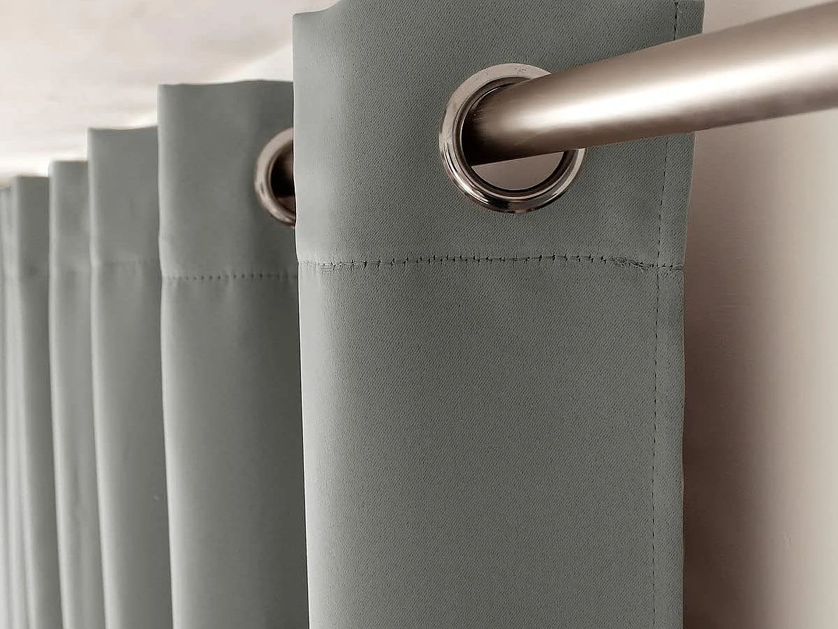 Cortina ocultante unida con 8 ollaos 140 x 240 cm