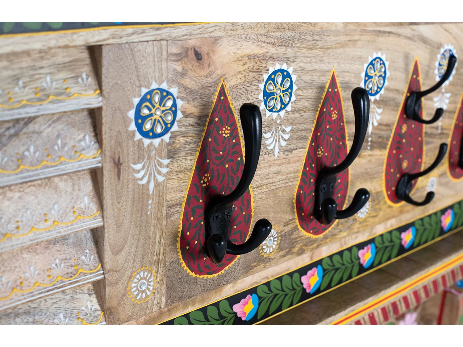 Appendiabiti da parete realizzato in legno di mango dipinto a mano