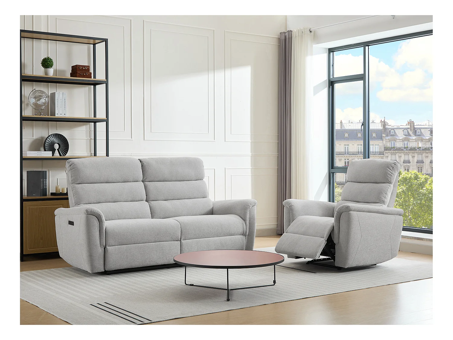 Elektrische driezits-relaxbank en -fauteuil van lichtgrijze stof CARTASIA