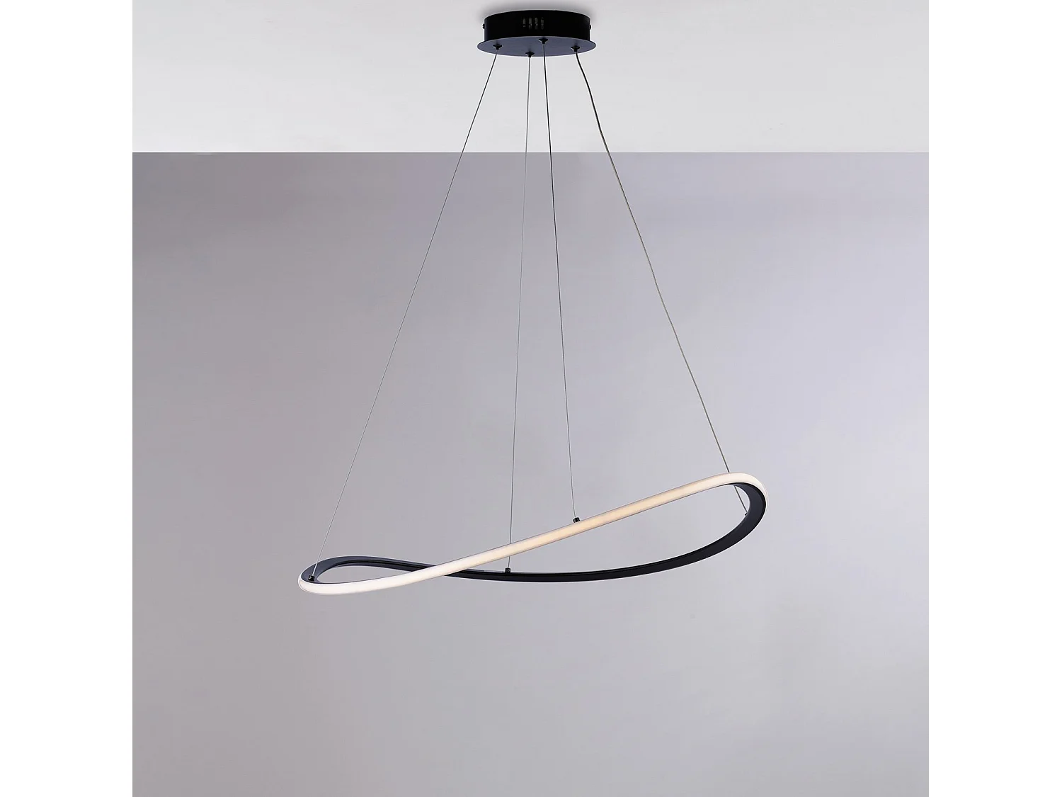 Suspension Raky métal noir, LED CCT intégrée, télécommande, câbles réglables d.70 cm, look moderne et pratique