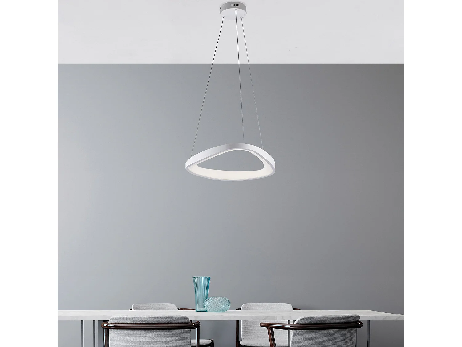 Suspension Anna triangulaire en métal blanc, LED intégrée, câbles orientables d.50 cm, style géométrique moderne