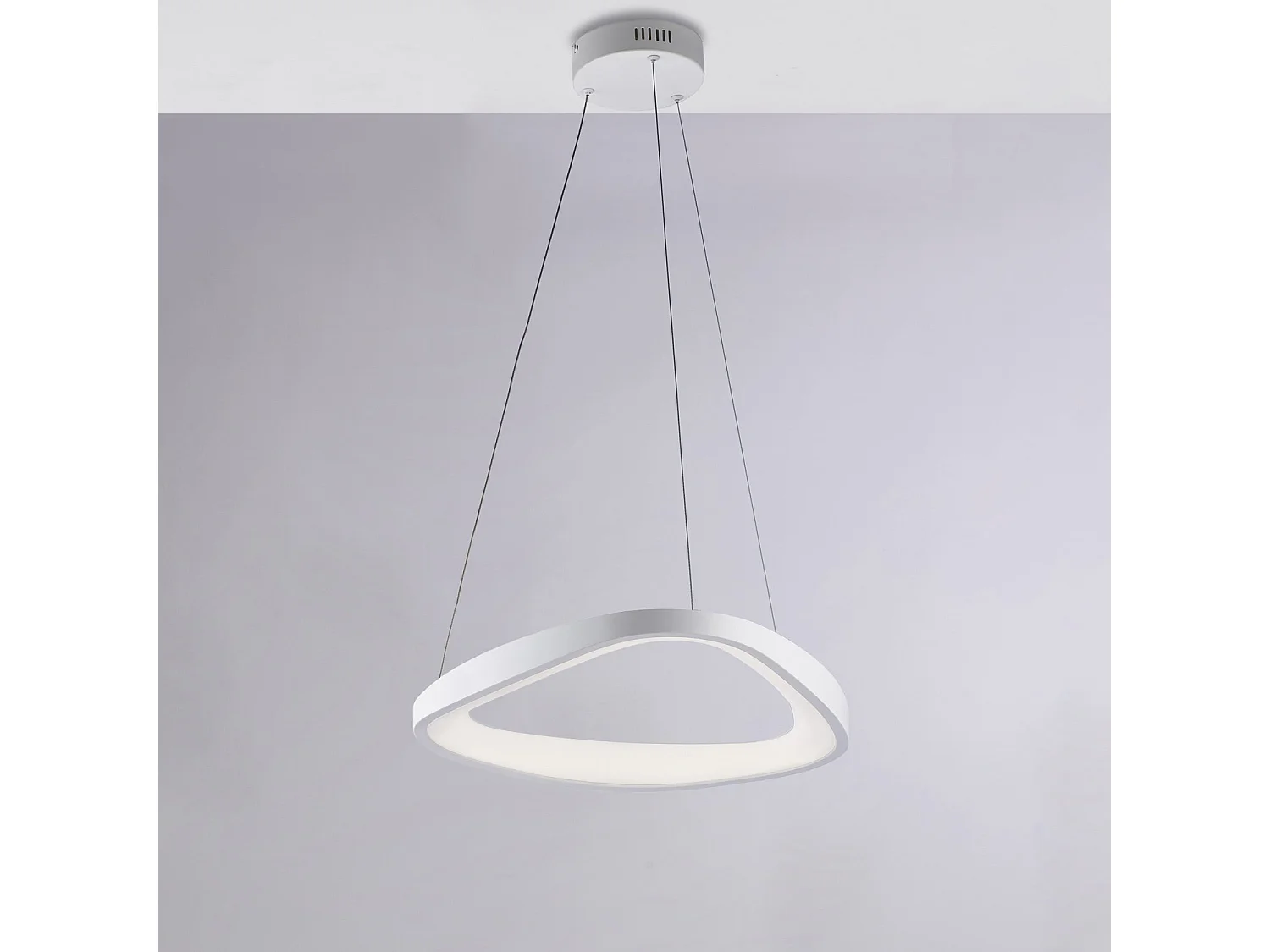 Suspension Anna triangulaire en métal blanc, LED intégrée, câbles orientables d.50 cm, style géométrique moderne