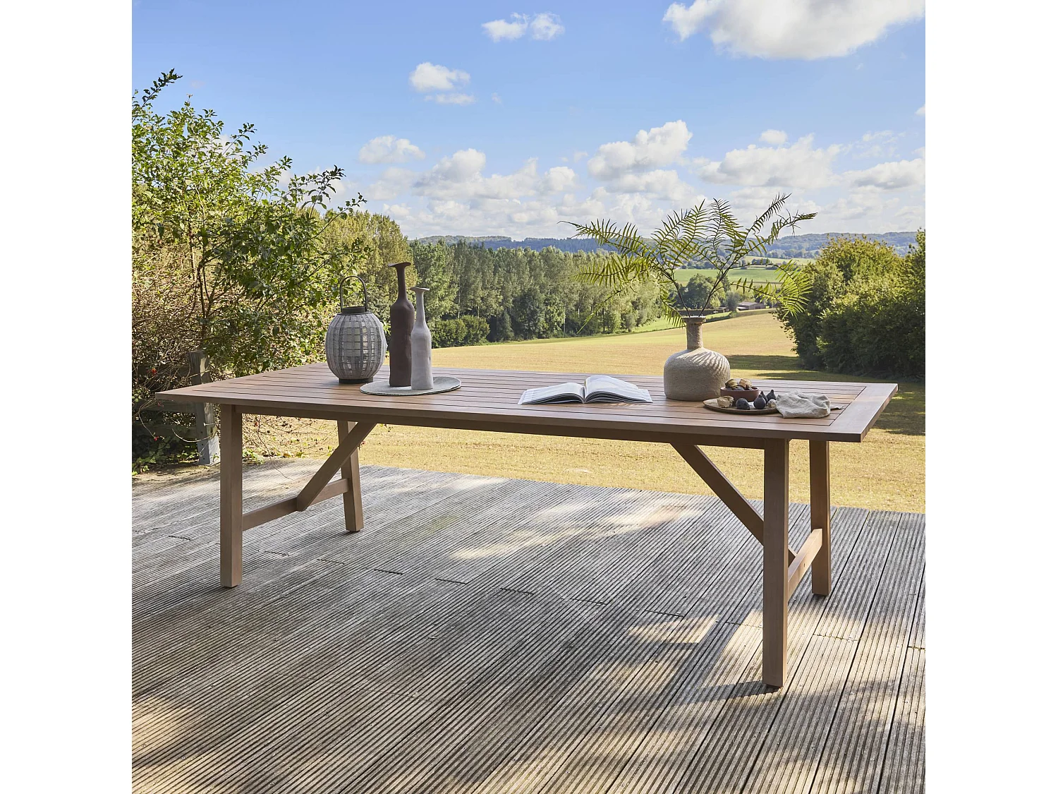 Table de jardin en bois d'eucalyptus LORIA naturel. 8 places. 260 x 100 x 76 cm