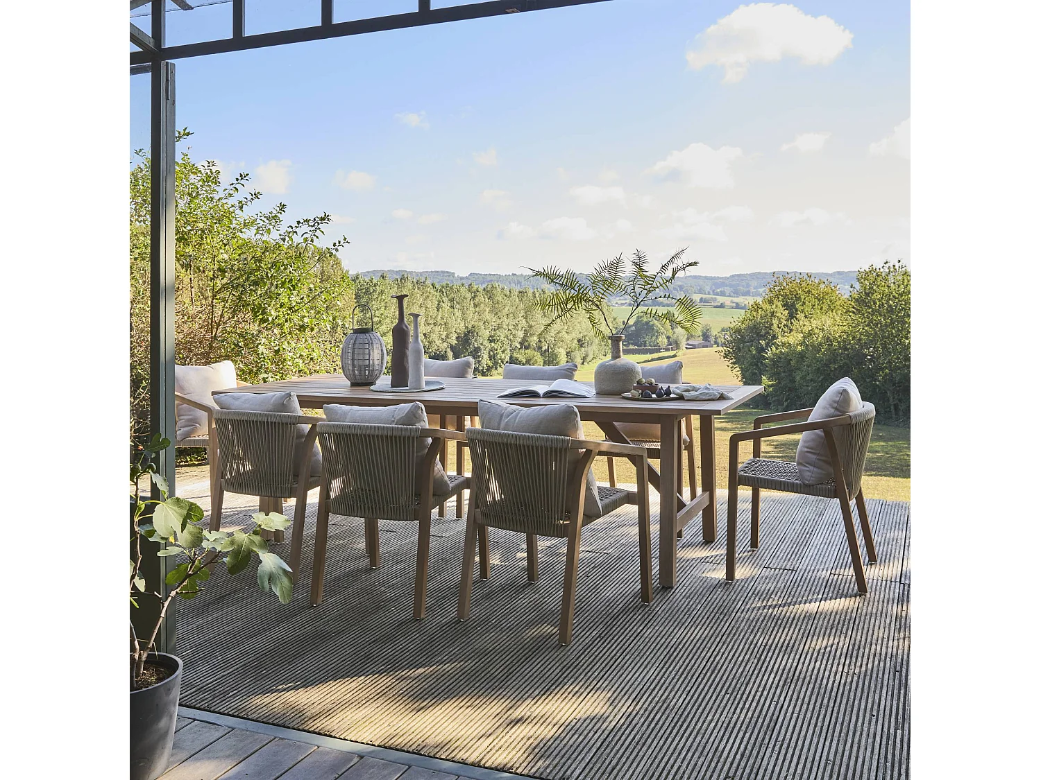 Table de jardin en bois d'eucalyptus LORIA naturel. 8 places. 260 x 100 x 76 cm