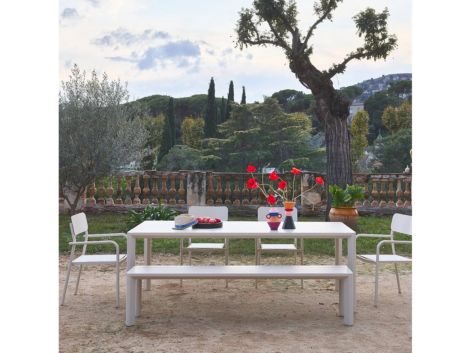 Mesa de jardín de aluminio con 1 banco y 4 sillones beige