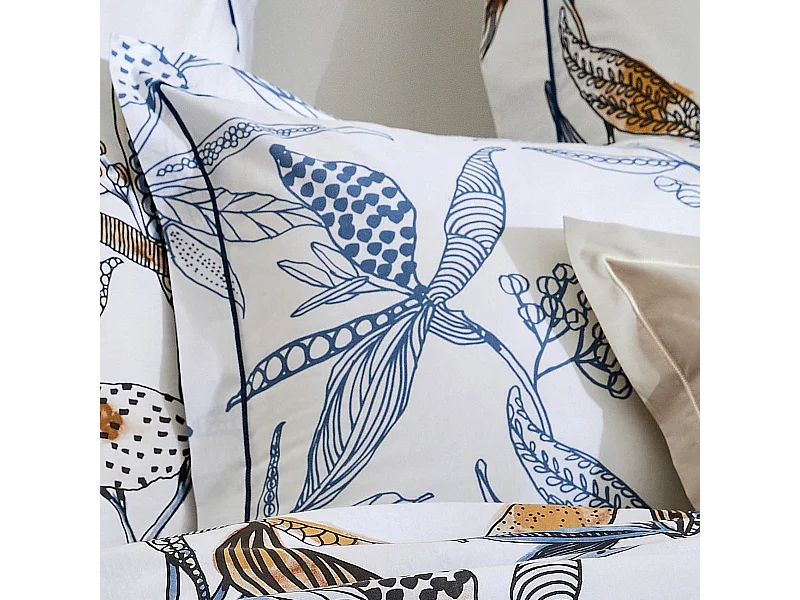 Kissenbezug mit üppigen Blumen