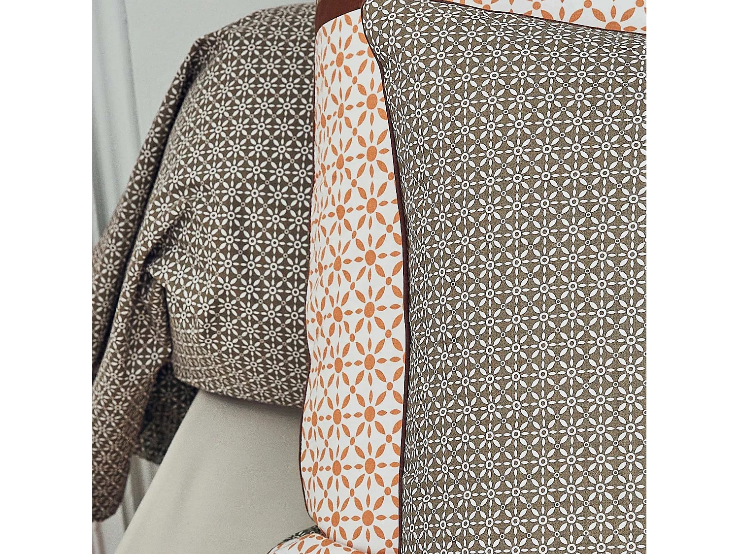 Taie de traversin en percale au style graphique