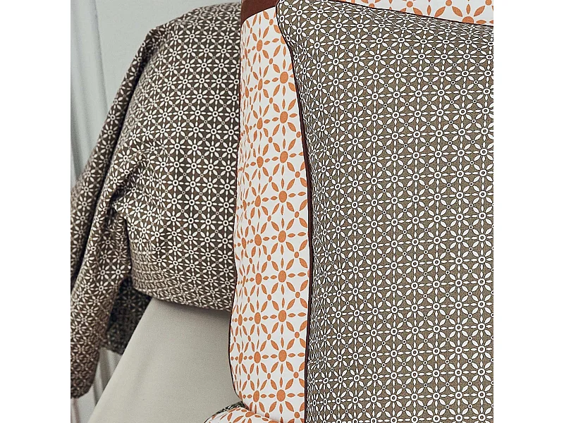 Kissenrolle aus Perkal im grafischen Stil