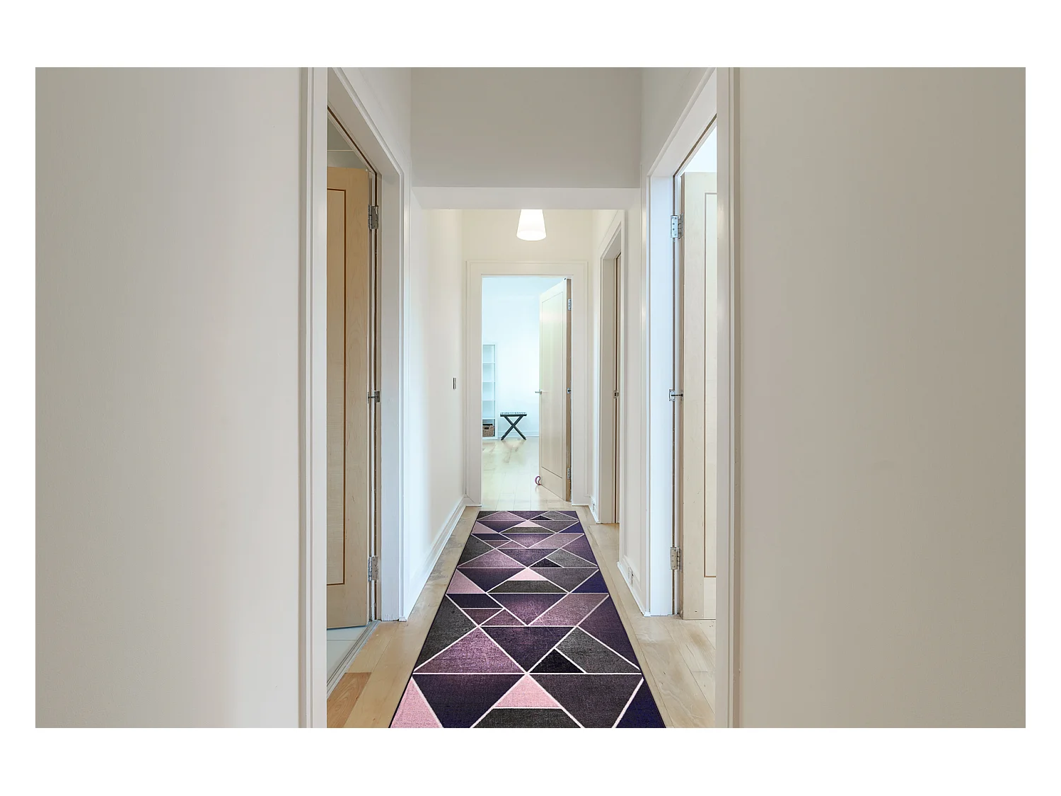 TAPIS DE COULOIR antidérapant TRIANGLES la gomme violet 110x630 cm