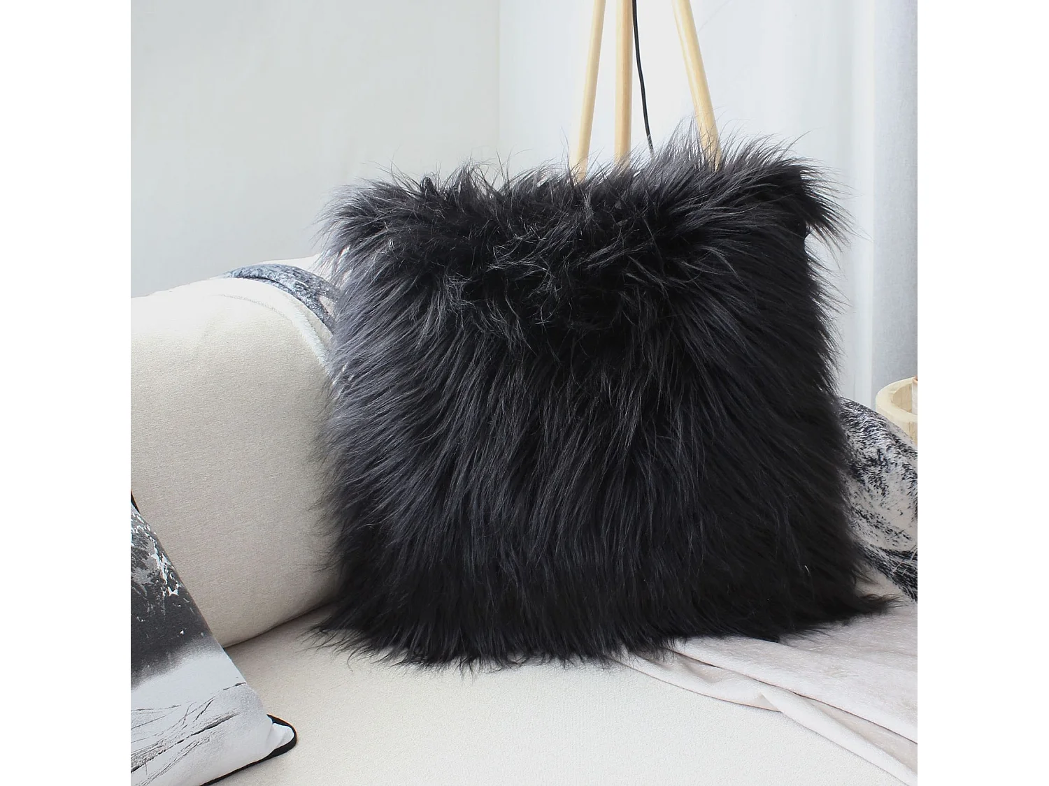 Coussin Déco Effet Fourrure "Epicéa" 45x45cm Noir