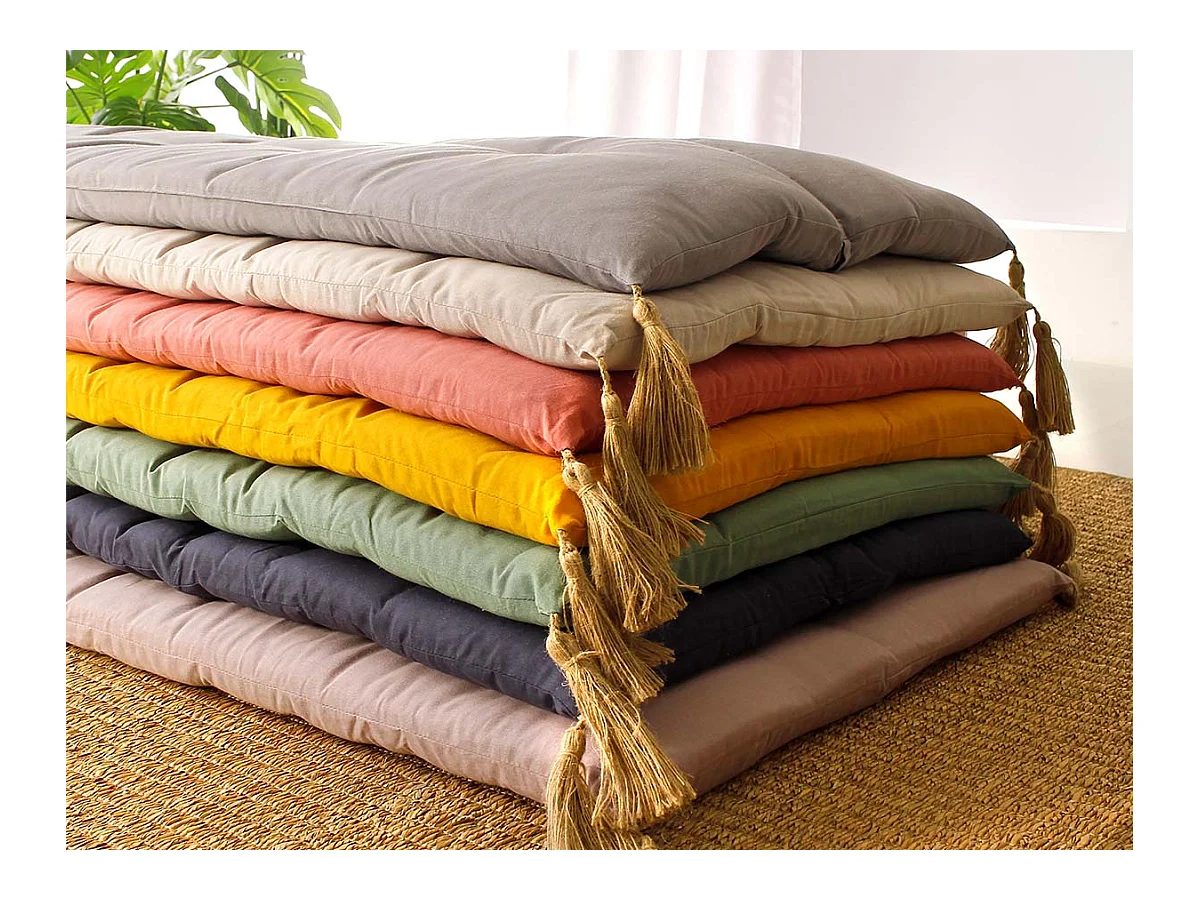 Futón colorido con 4 borlas de yute