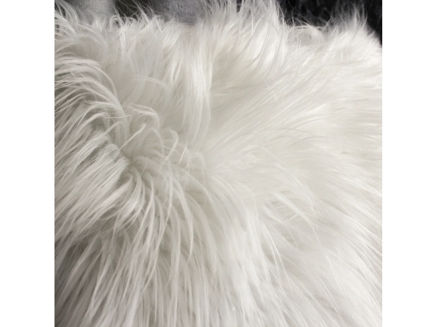 Coussin Déco Effet Fourrure "Epicéa" 45x45cm Blanc