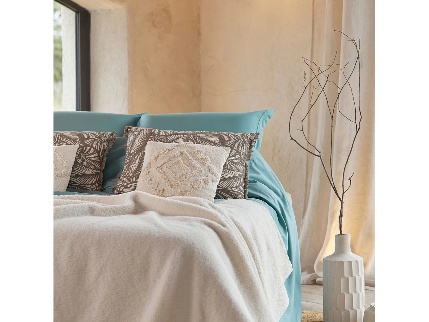 Cojín con estampado de hojas exóticas