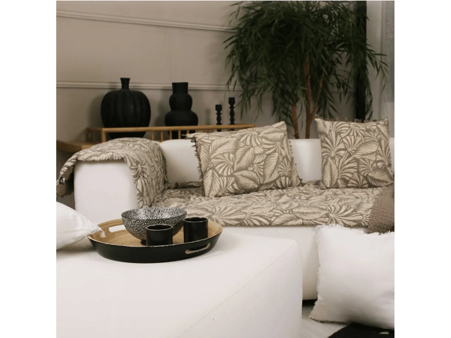 Cojín con estampado de hojas exóticas