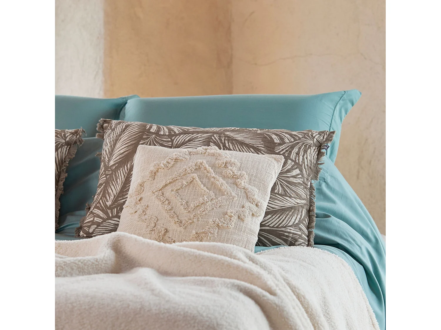 Cojín con estampado de hojas exóticas