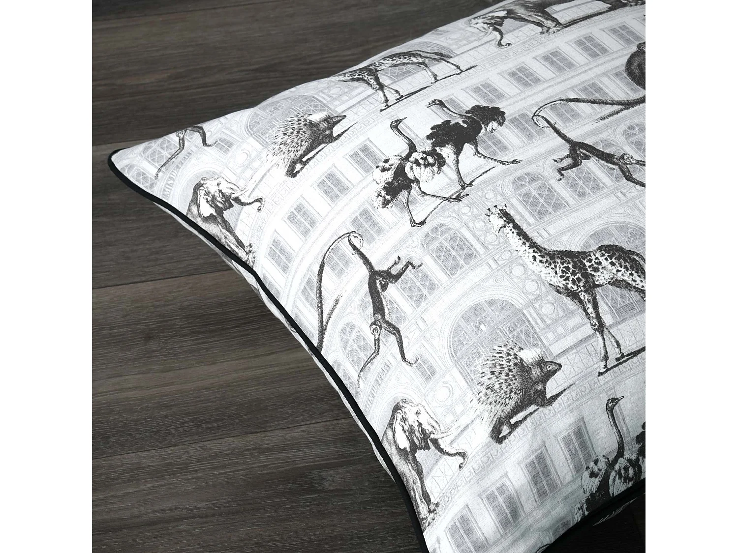 Coussin passepoilé au style décalé