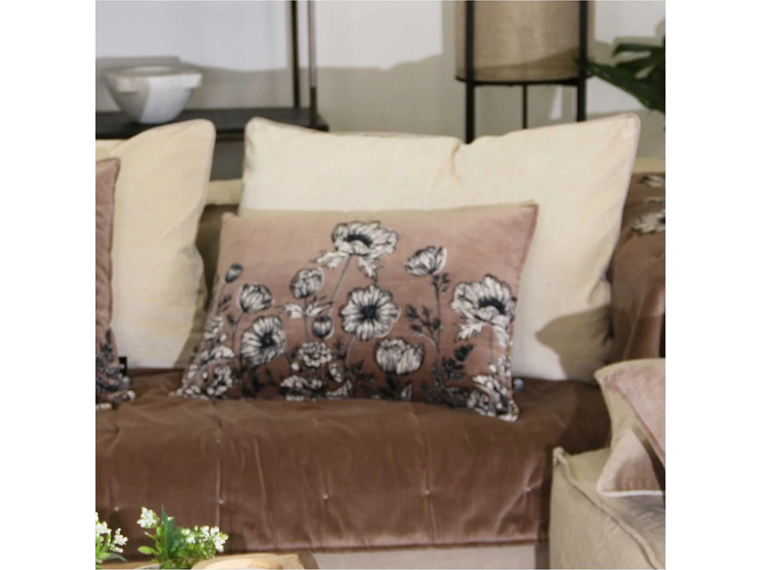 Coussin en velours fleuri