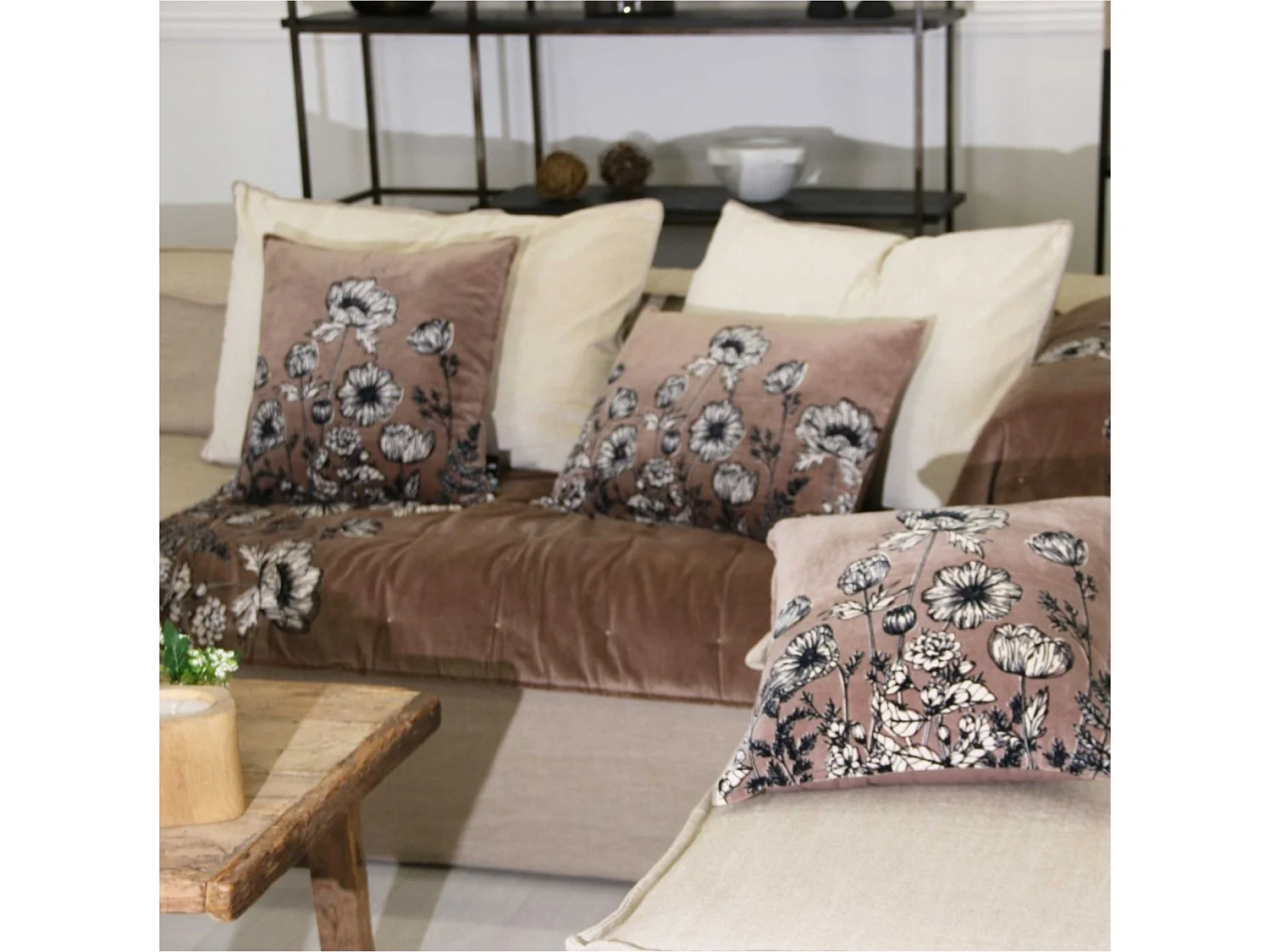 Coussin en velours fleuri
