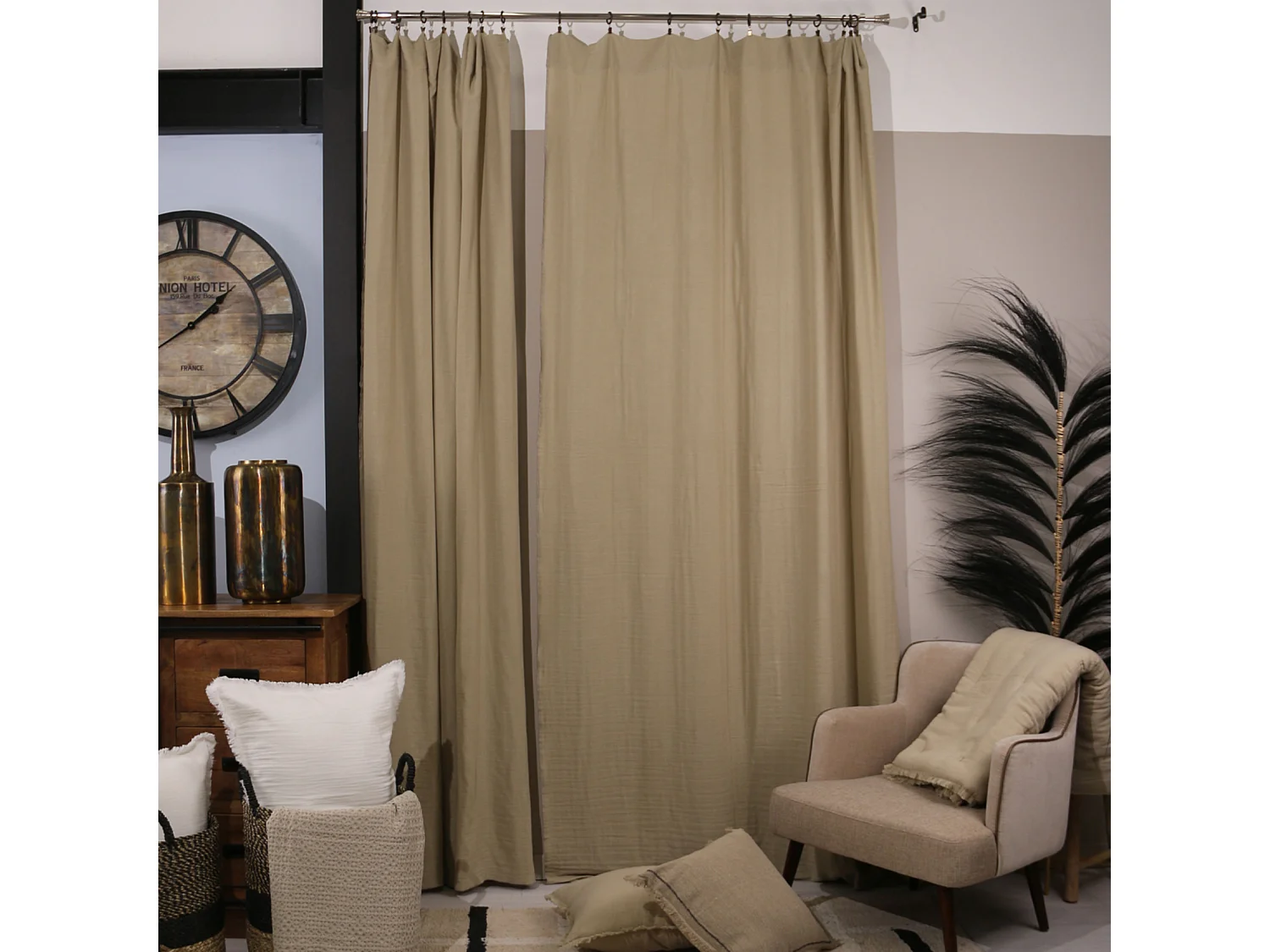 Cortina lisa con ojales de clic 140 x 250 cm