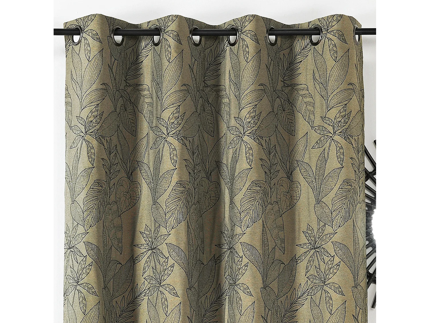 Rideau aux feuilles stylisées
