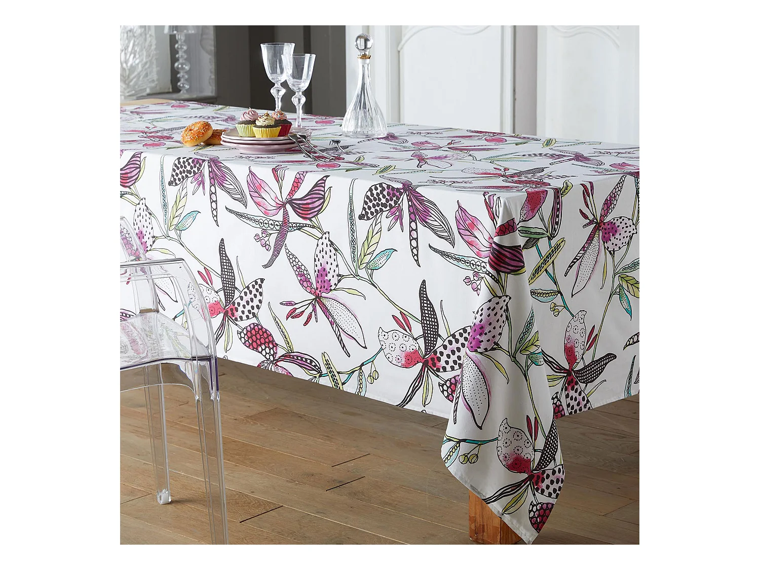 Nappe ronde enduite aux fleurs exotiques