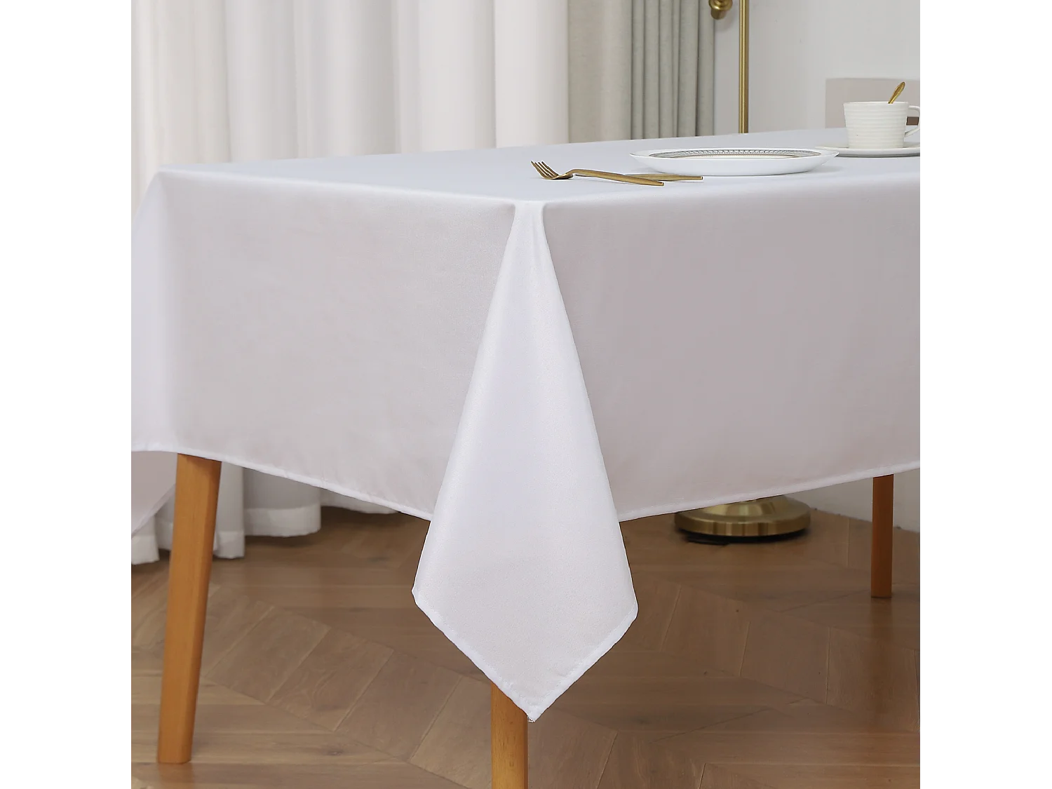 Quadratische und fleckabweisend beschichtete Tischdecke