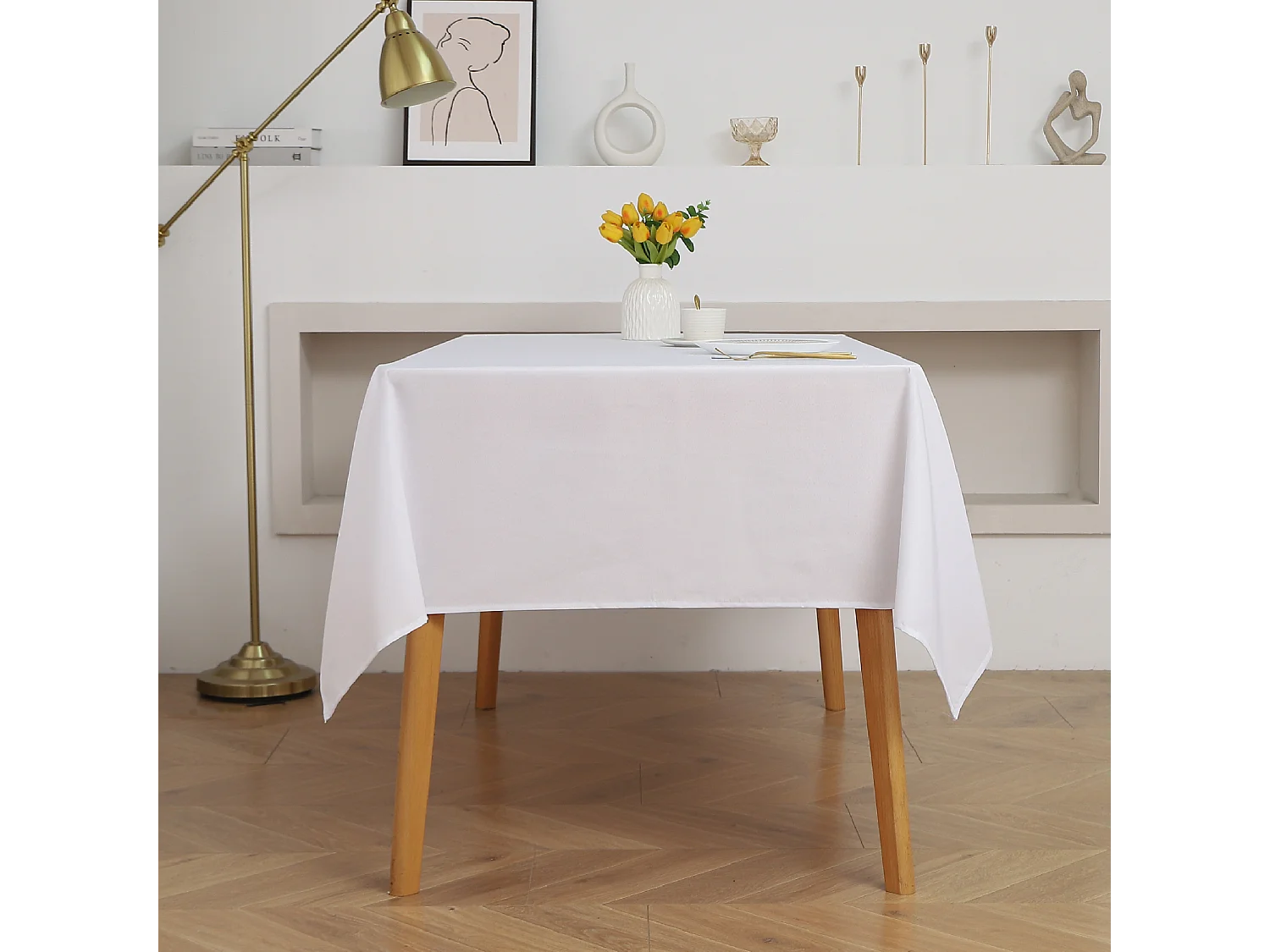 Quadratische und fleckabweisend beschichtete Tischdecke