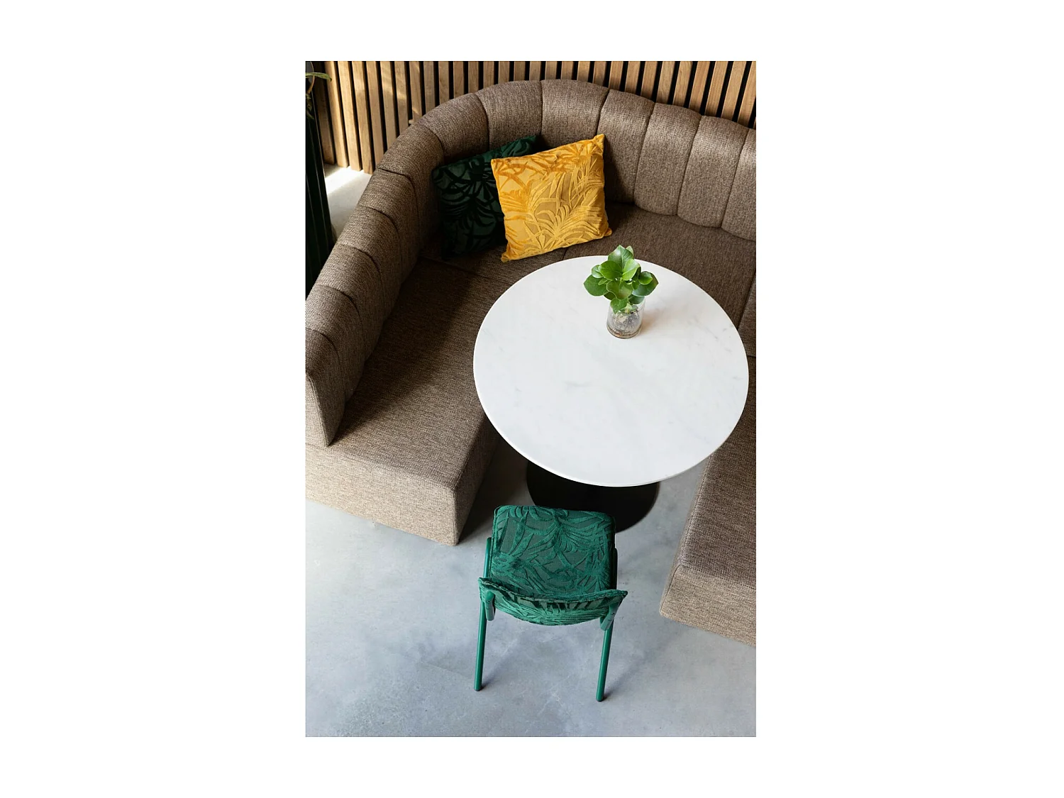 BACK TO MIAMI - Chaise de repas en velours brodé vert