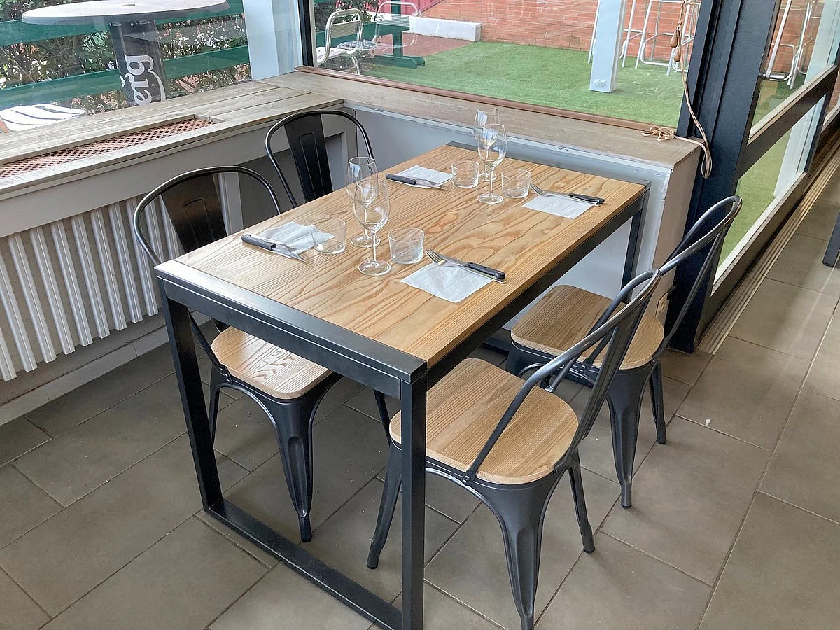 NEVADA - Lot de 2 chaises de repas en acier et bois clair