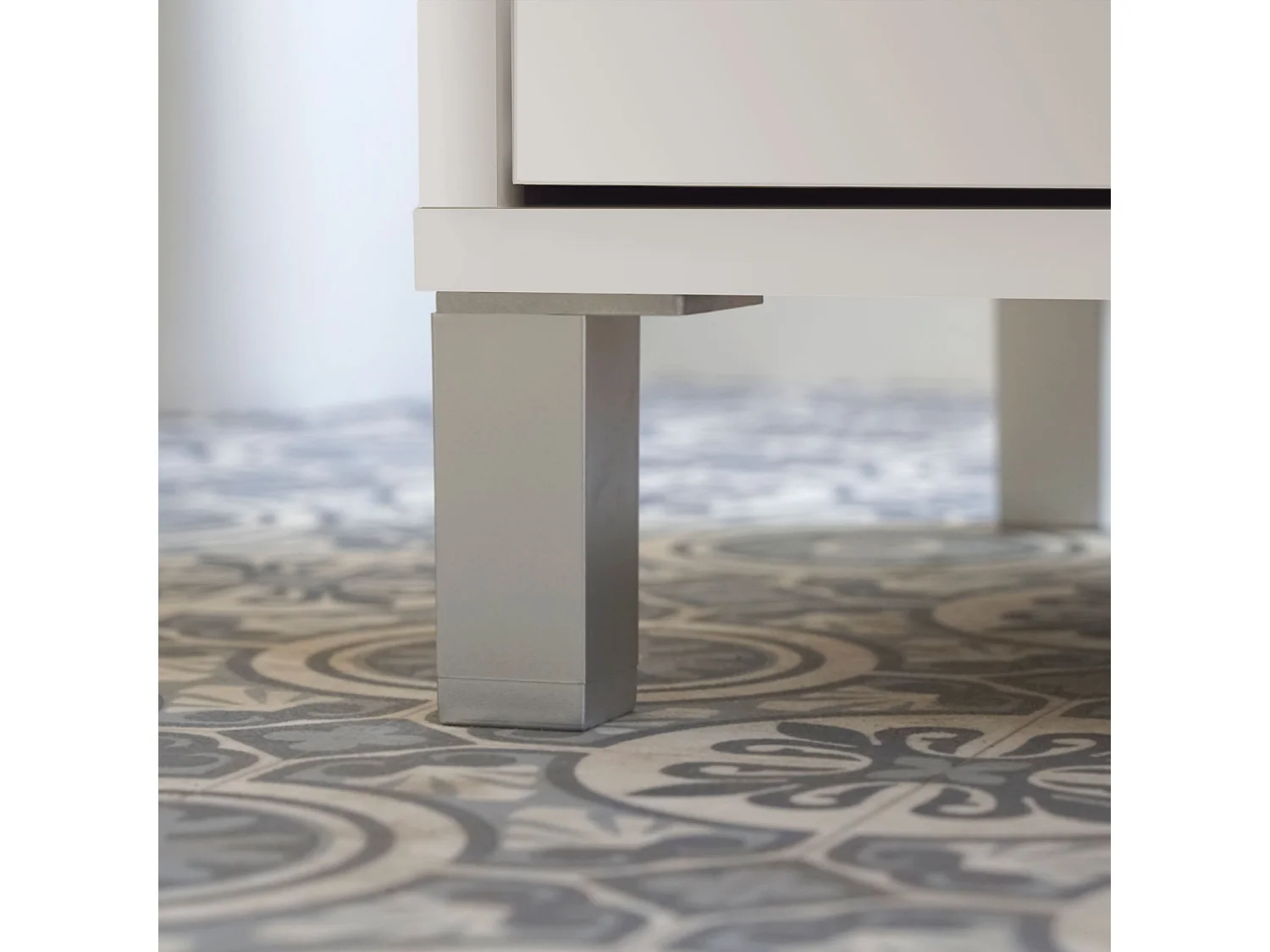 Meuble de salle de bain avec 3 portes coloris blanc - Hauteur 88 x Longueur 81 x Profondeur 47 cm