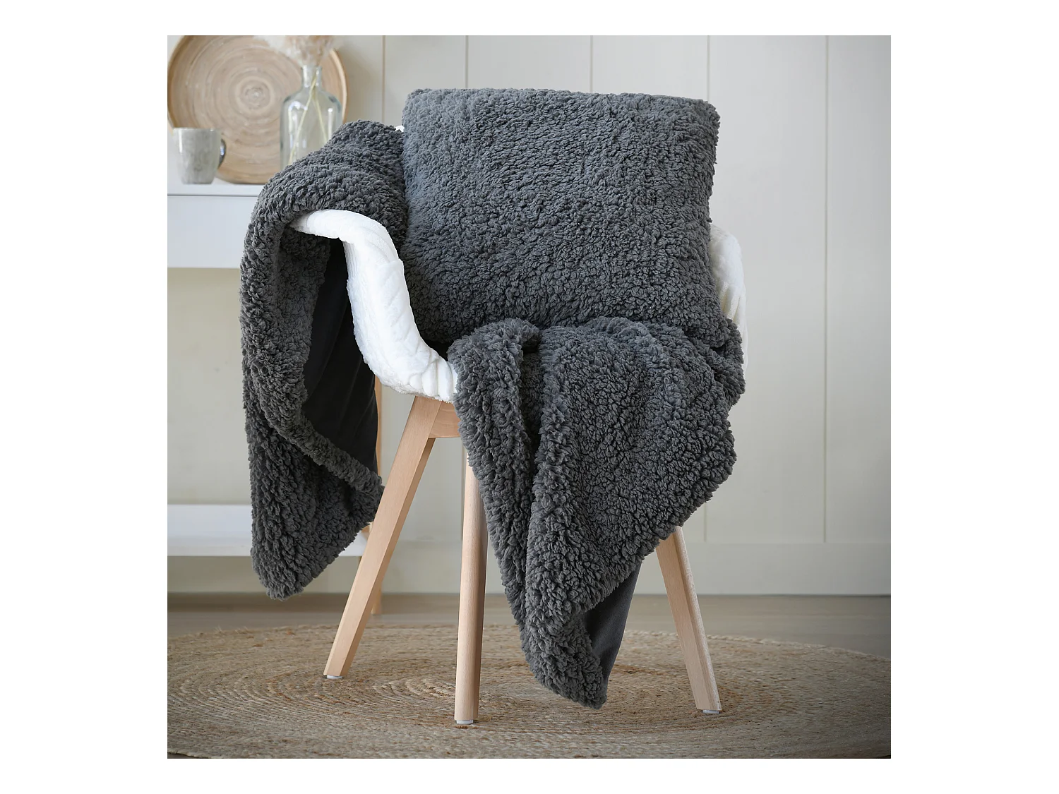 Coussin carré moelleux fausse fourrure