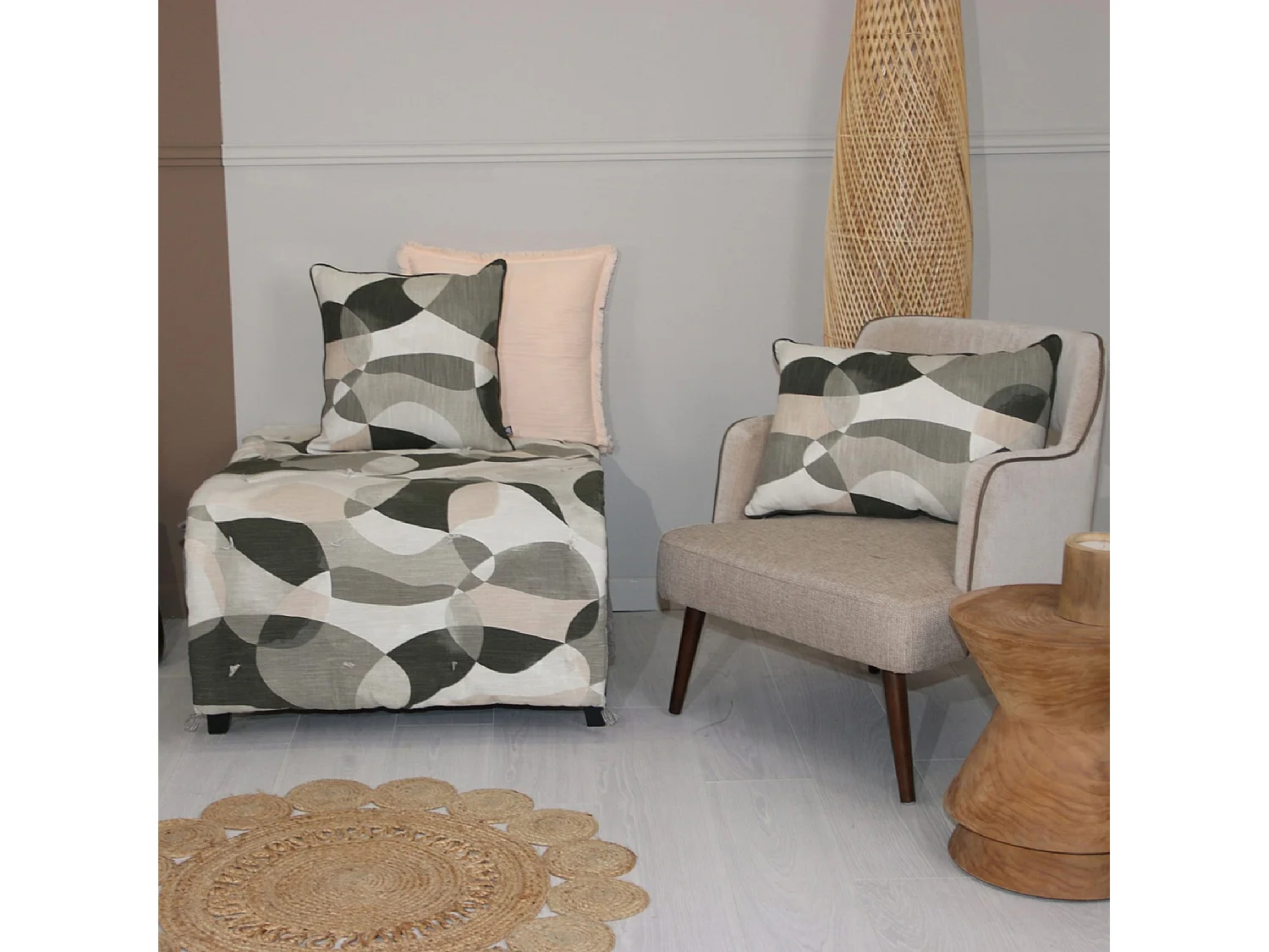 Coussin aux motifs abstraits