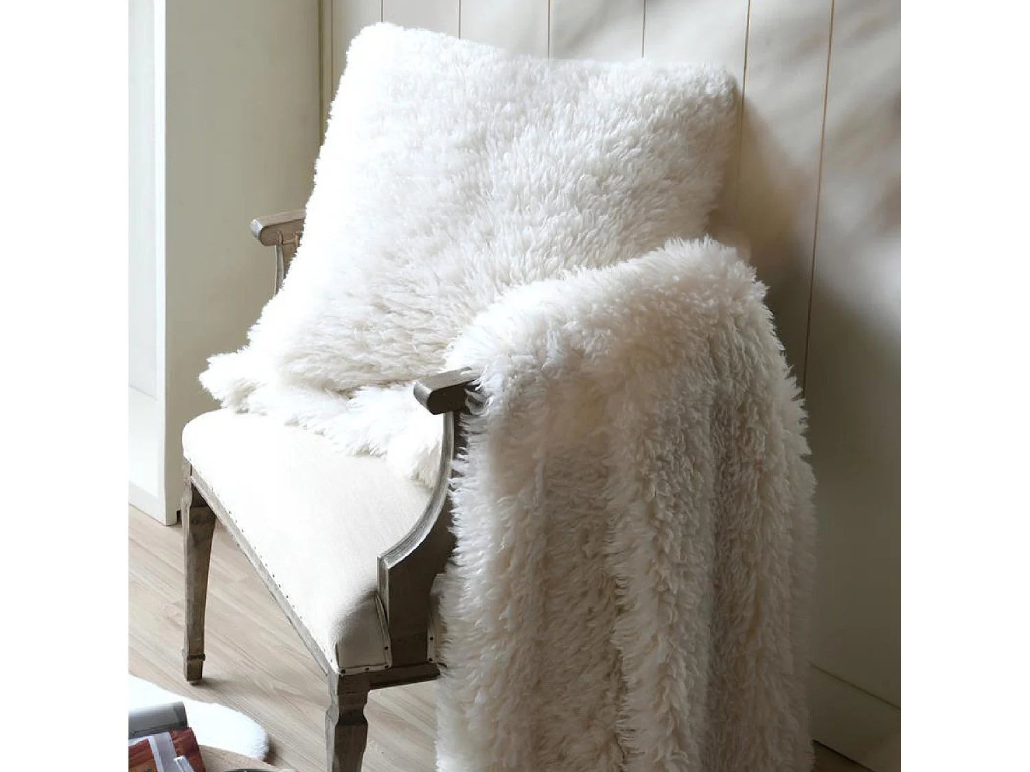 Coussin carré fausse fourrure effet poils longs