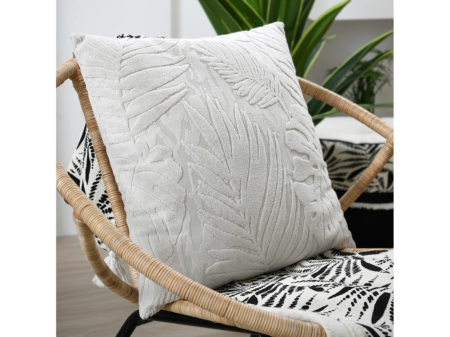 Cojín cuadrado efecto terciopelo con diseño tropical en relieve