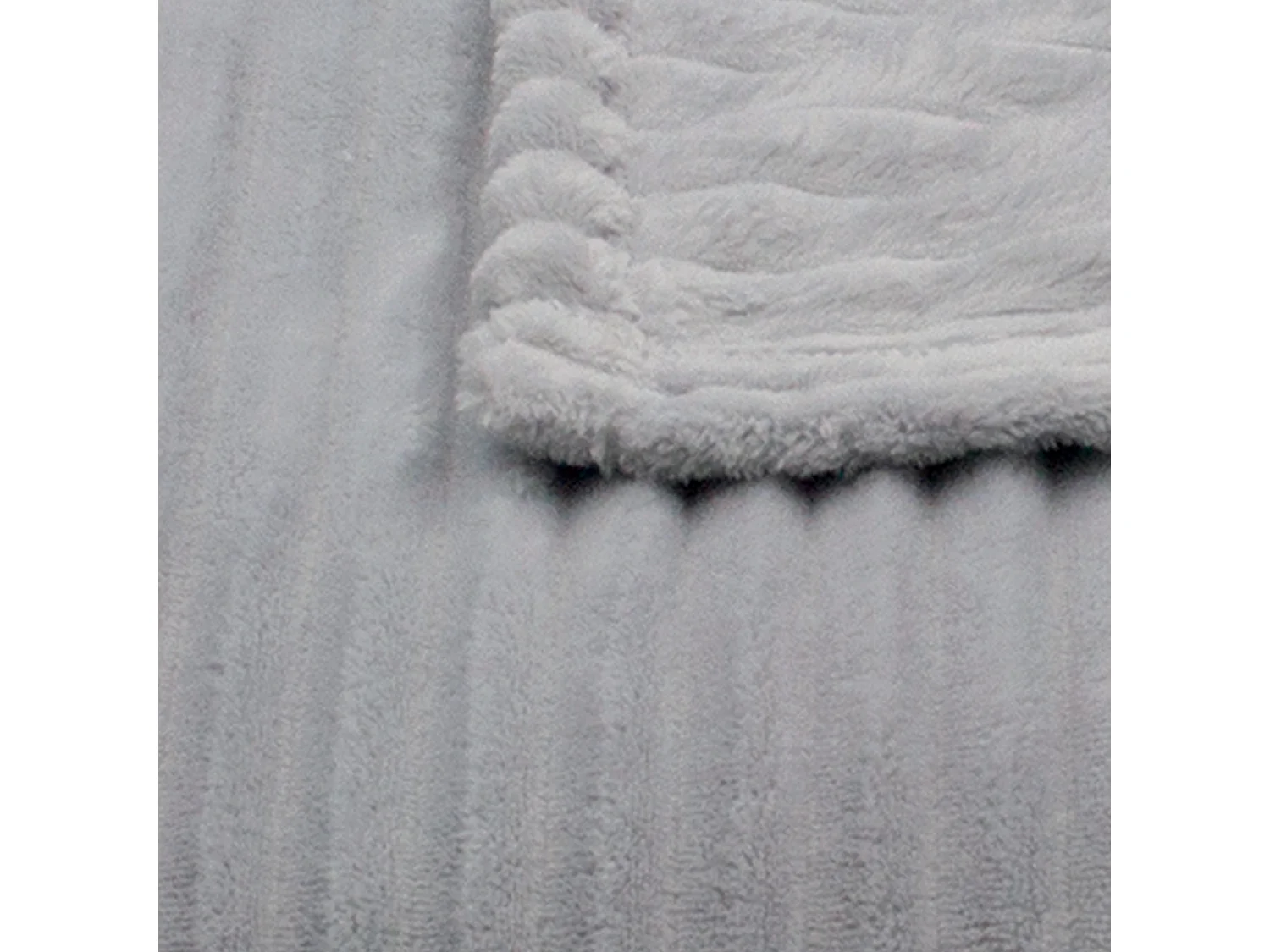 Fleece-Decke mit 3D-Rippeneffekt